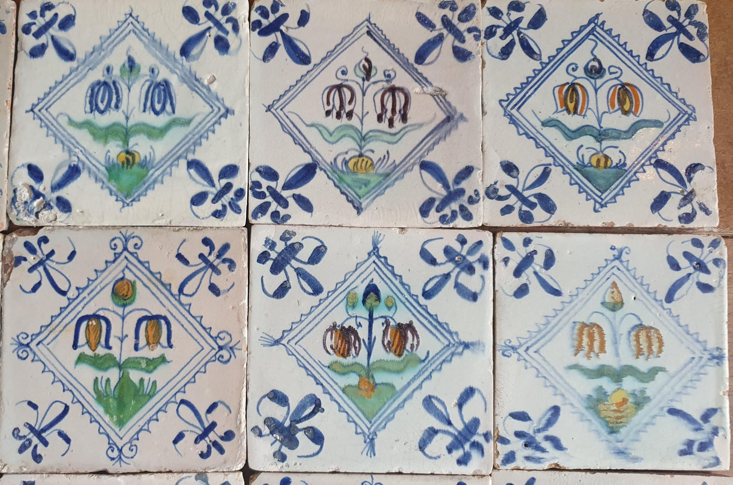 Set van 12 antieke Delftse ,Fritillaria-bloemen polychrome kwadraattegels, tilepanel 1e helft van de 17e eeuw. Delft Blue , verzameltegel, backsplash