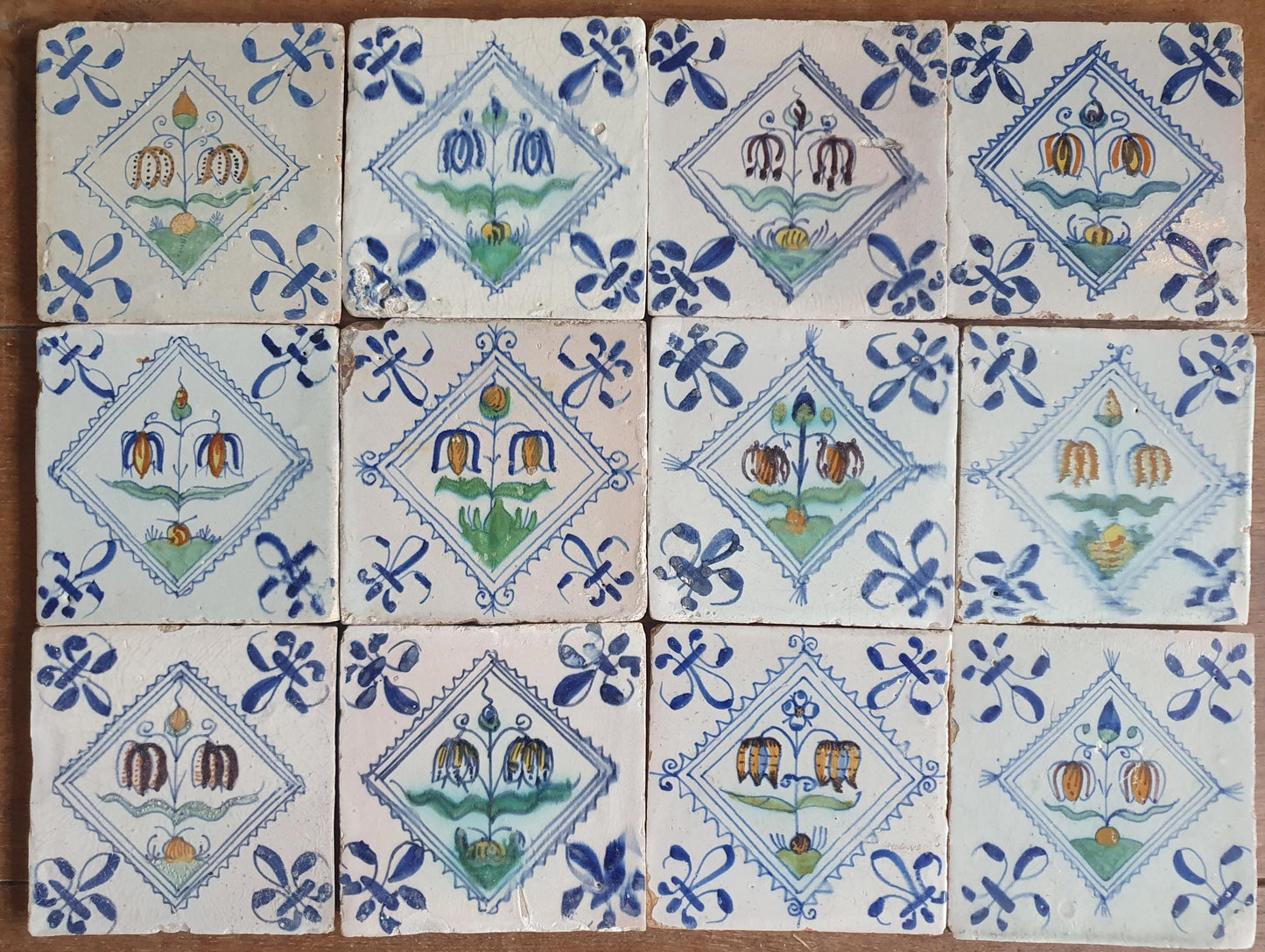 Set van 12 antieke Delftse ,Fritillaria-bloemen polychrome kwadraattegels, tilepanel 1e helft van de 17e eeuw. Delft Blue , verzameltegel, backsplash