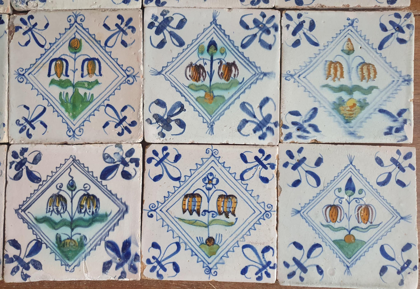 Set van 12 antieke Delftse ,Fritillaria-bloemen polychrome kwadraattegels, tilepanel 1e helft van de 17e eeuw. Delft Blue , verzameltegel, backsplash