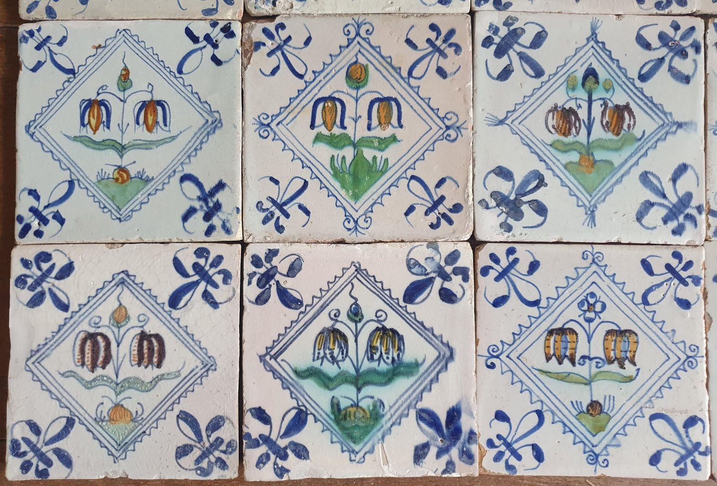 Set van 12 antieke Delftse ,Fritillaria-bloemen polychrome kwadraattegels, tilepanel 1e helft van de 17e eeuw. Delft Blue , verzameltegel, backsplash