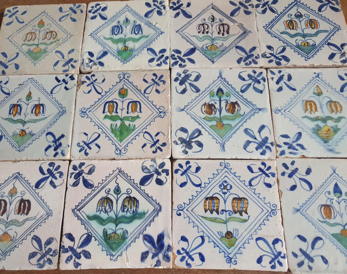 Set van 12 antieke Delftse ,Fritillaria-bloemen polychrome kwadraattegels, tilepanel 1e helft van de 17e eeuw. Delft Blue , verzameltegel, backsplash