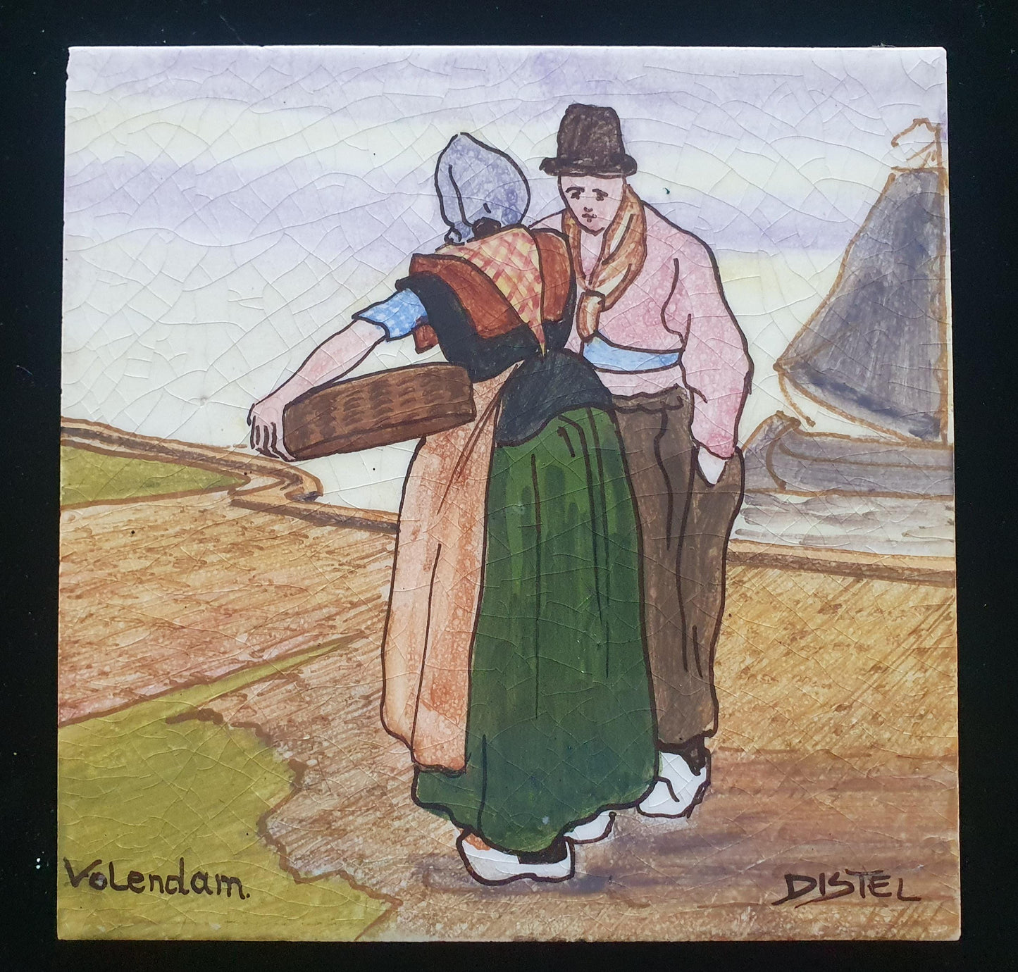 Aardewerk tegel met afbeelding van Volendammer man en vrouw naar Henri Cassiers in ,  uitvoering de Distel / Amsterdam ca. 1900