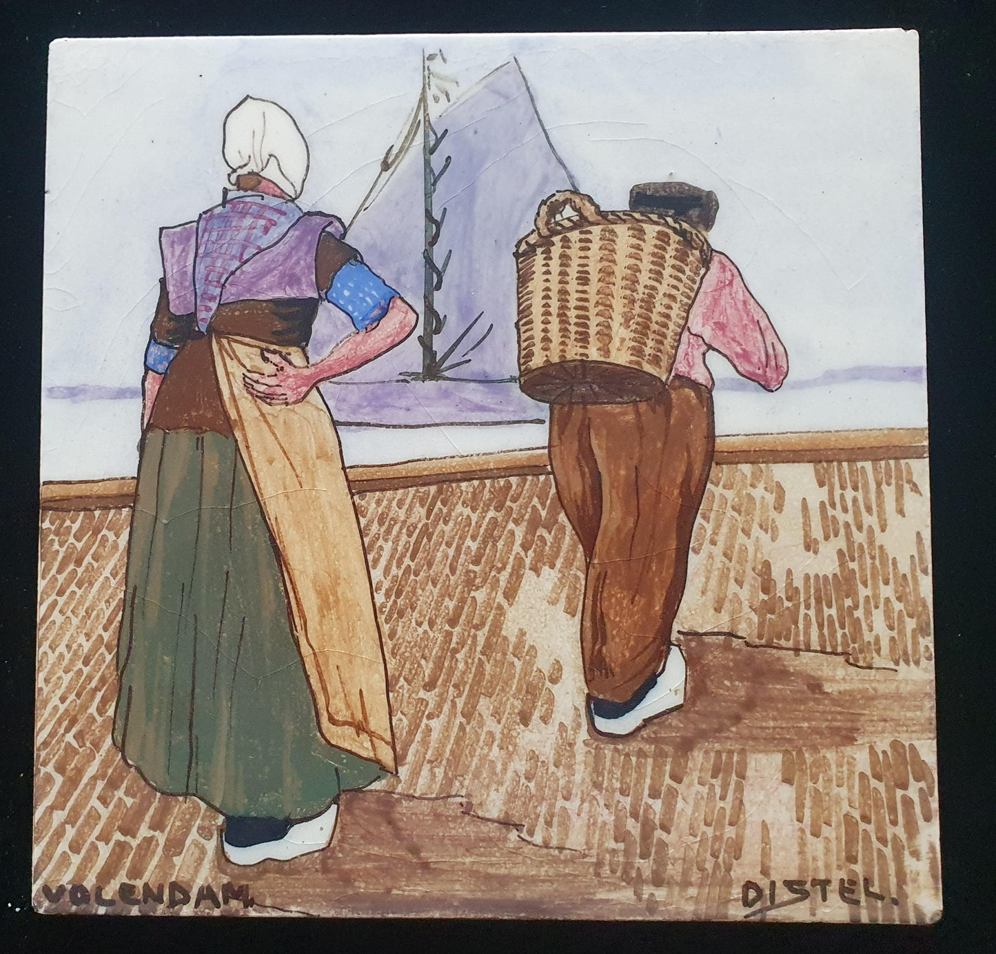Aardewerk tegel met afbeelding van Volendammer man en vrouw naar Henri Cassiers in ,  uitvoering de Distel / Amsterdam ca. 1900