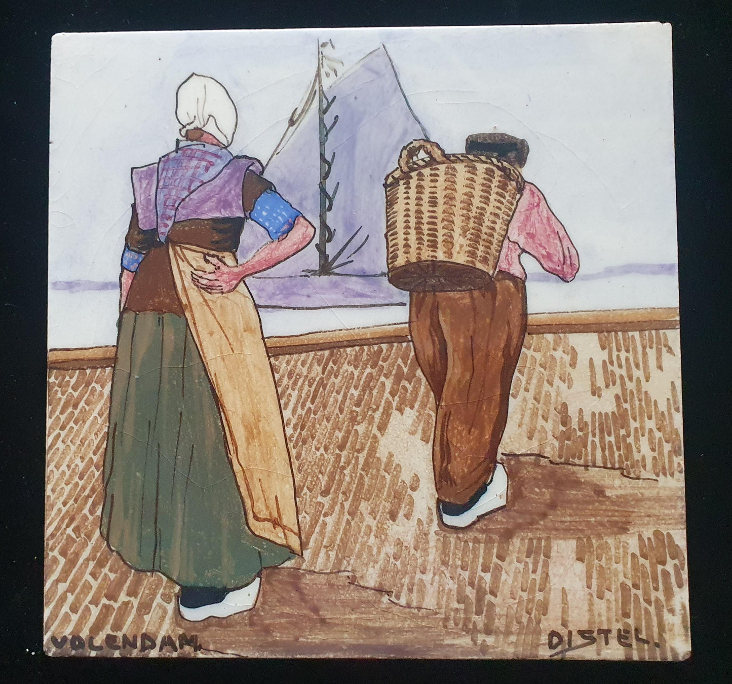 Aardewerk tegel met afbeelding van Volendammer man en vrouw naar Henri Cassiers in ,  uitvoering de Distel / Amsterdam ca. 1900