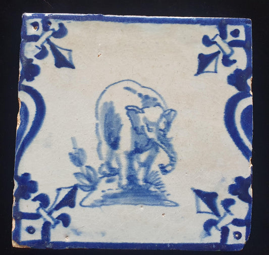 Antieke 17e eeuws Delftse tegel met een grote olifant, circa 1640 , verzameltegel, backsplash, fireplace