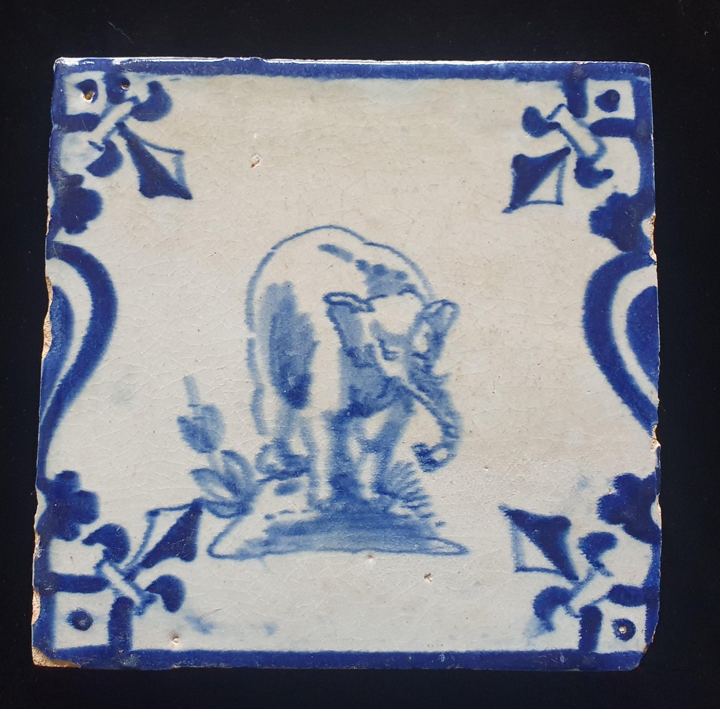Antieke 17e eeuws Delftse tegel met een grote olifant, circa 1640 , verzameltegel, backsplash, fireplace