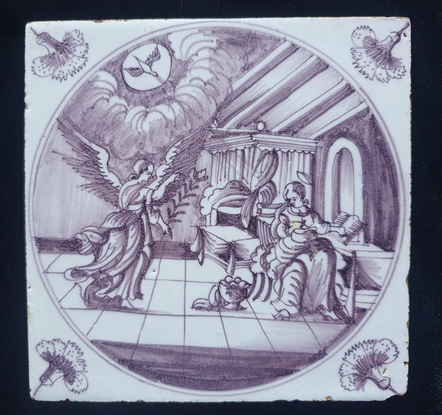 Antieke Delftse Bijbelse tegel  toont de aankondiging aan Maria ( circa1760 );  18e eeuw, verzameltegel, backsplash, fireplace, mangaan .