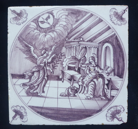 Antieke Delftse Bijbelse tegel  toont de aankondiging aan Maria ( circa1760 );  18e eeuw, verzameltegel, backsplash, fireplace, mangaan .