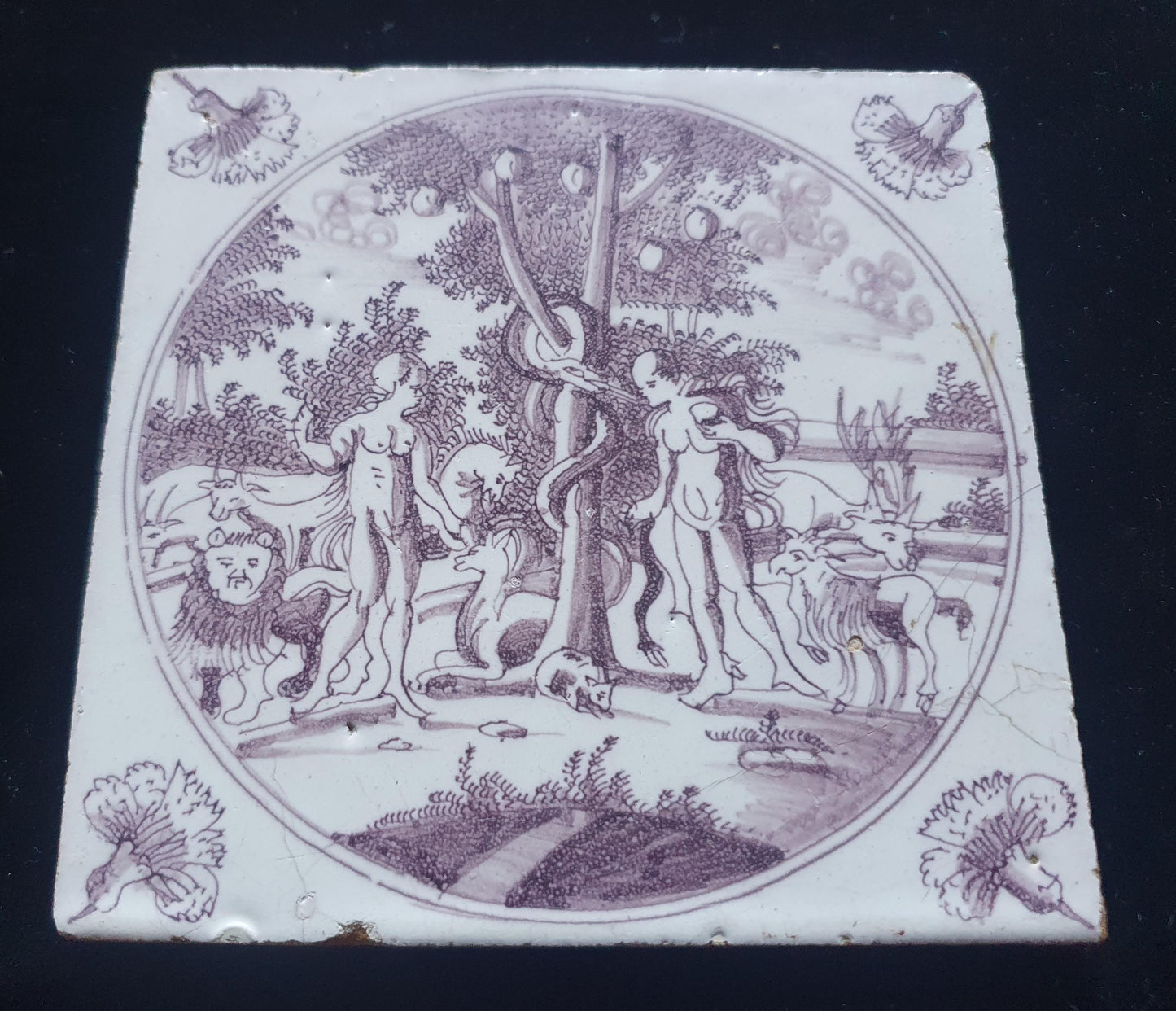 Antieke Delftse Bijbelse tegel  toont Adam en Eva in het paradijs. ( circa1760 );  18e eeuw, verzameltegel, backsplash, fireplace, mangaan .
