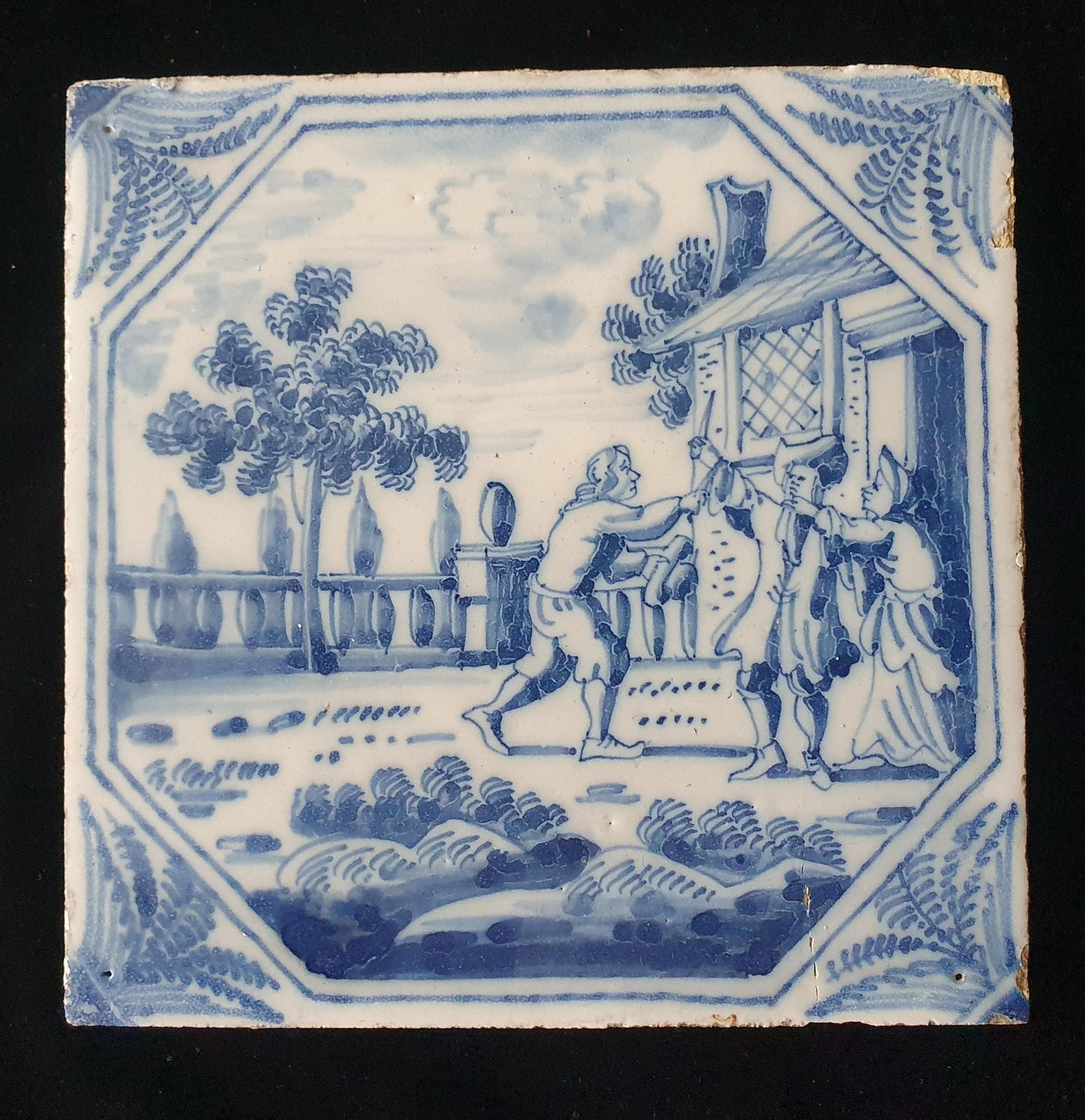 Deze fraai beschilderde Delftse tegel toont twee duellerende mannen met dame. ; 18e eeuw (circa 1760), verzameltegel, backsplash, fireplace
