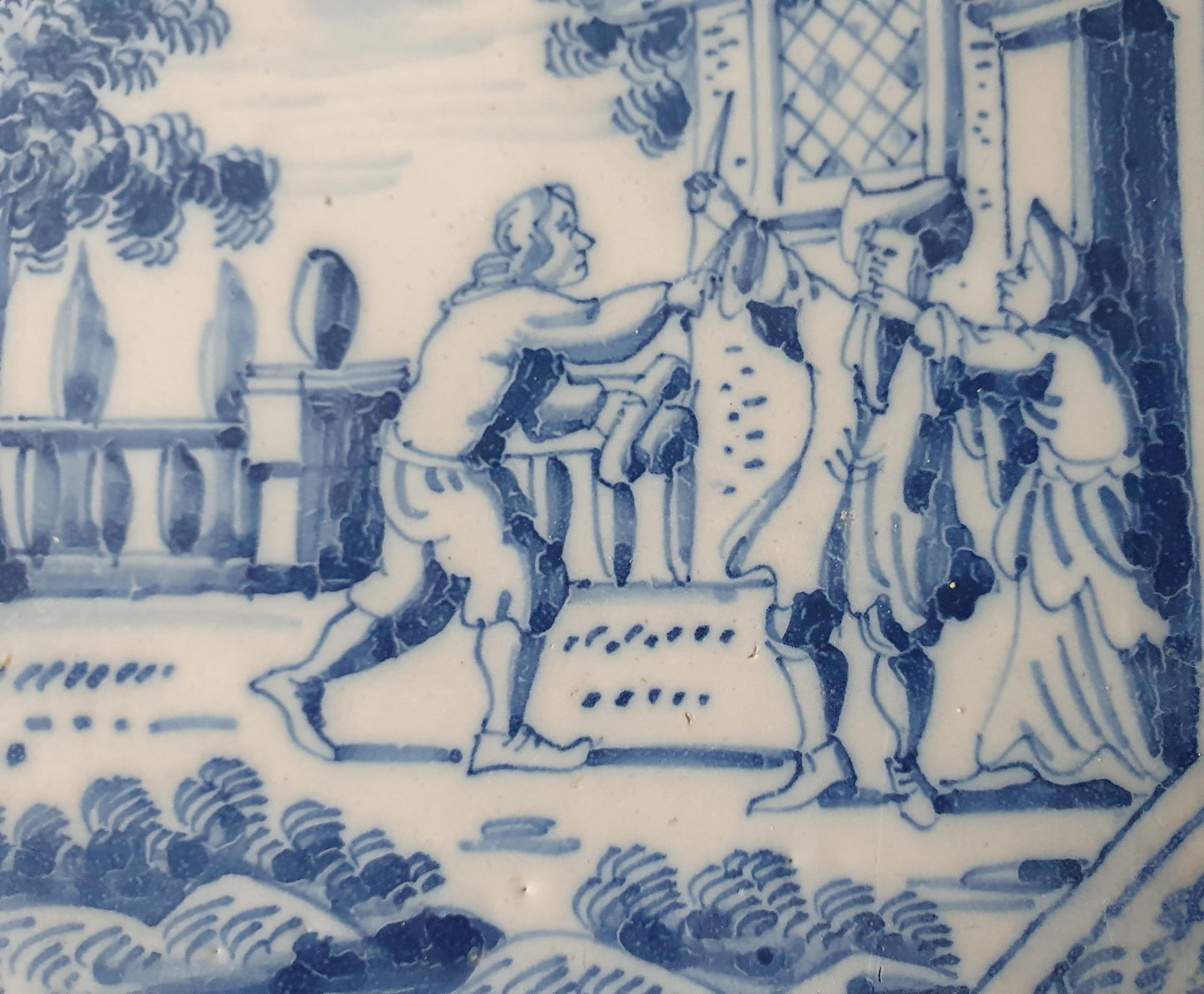 Deze fraai beschilderde Delftse tegel toont twee duellerende mannen met dame. ; 18e eeuw (circa 1760), verzameltegel, backsplash, fireplace