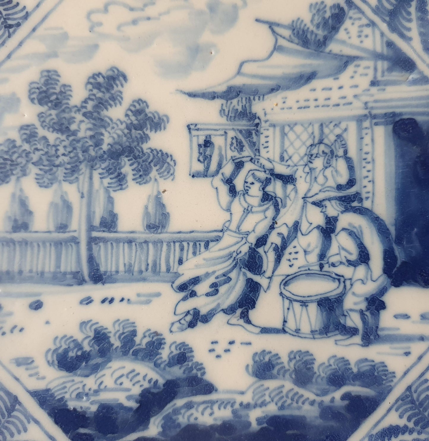 Deze fraai beschilderde Delftse tegel ( pleziertjes) toont een dansende dame en heer . ; 18e eeuw (circa 1760), verzameltegel, backsplash.