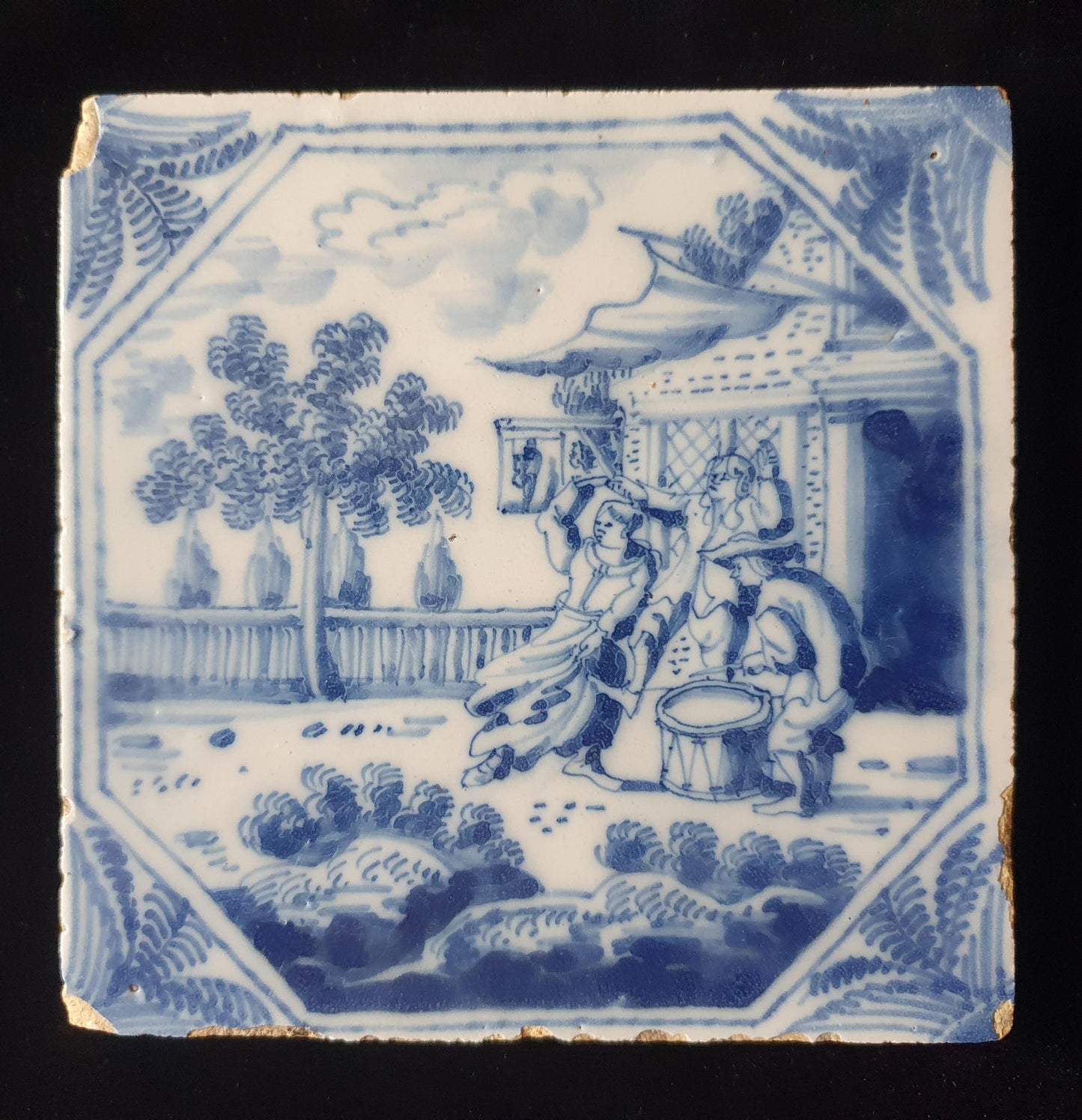 Deze fraai beschilderde Delftse tegel ( pleziertjes) toont een dansende dame en heer . ; 18e eeuw (circa 1760), verzameltegel, backsplash.