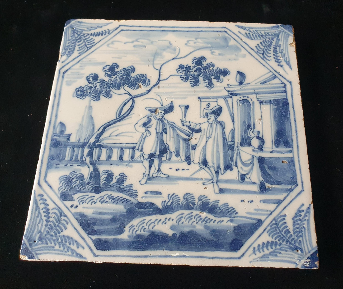 Deze fraai beschilderde Delftse tegel ( pleziertjes) toont een man die op een hoorn blaast. ; 18e eeuw (circa 1760), verzameltegel.