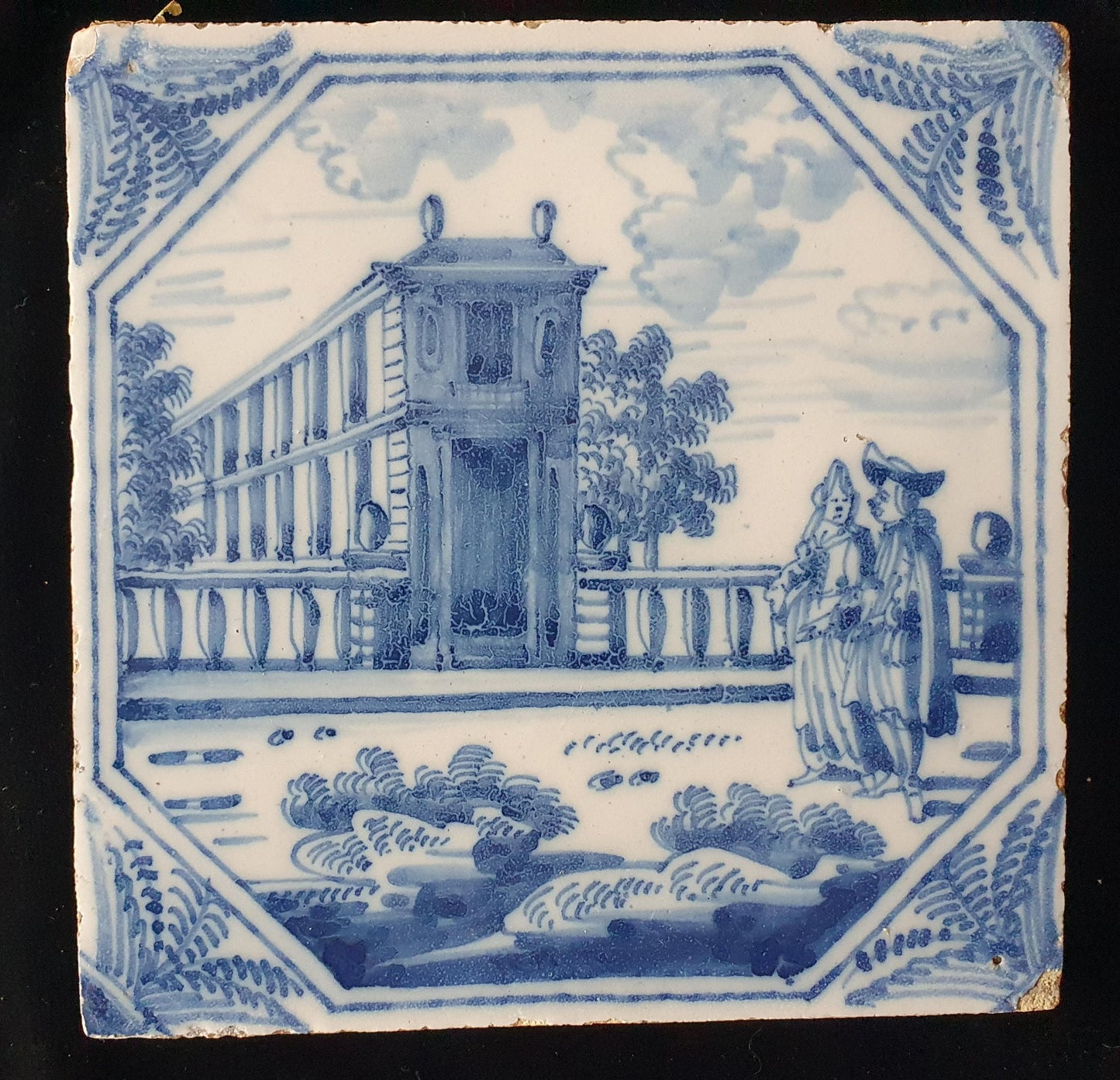 Deze fraai beschilderde Delftse tegel ( pleziertjes) toont een dame en heer bij tuinkoepel  . ; 18e eeuw (circa 1760), verzameltegel.