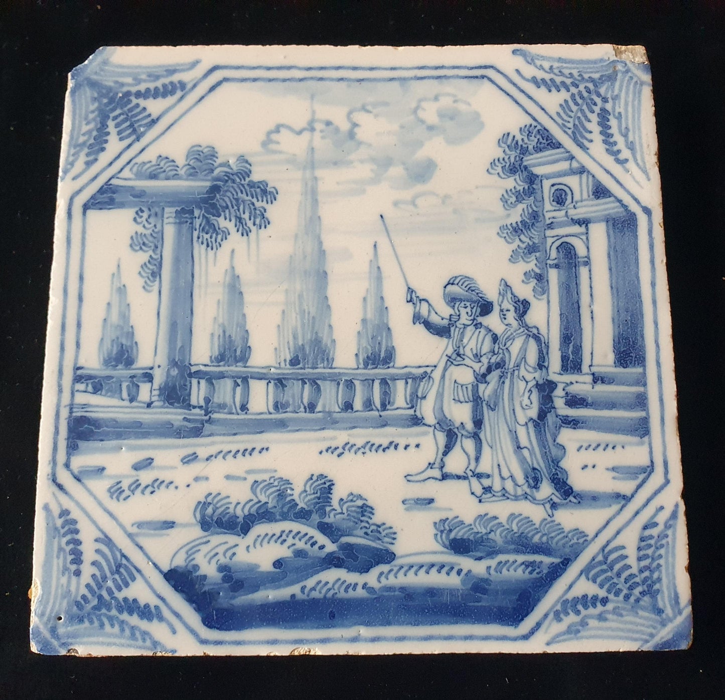 Deze fraai beschilderde Delftse tegel ( pleziertjes) toont een dame en heer met stok. ; 18e eeuw (circa 1760), verzameltegel.