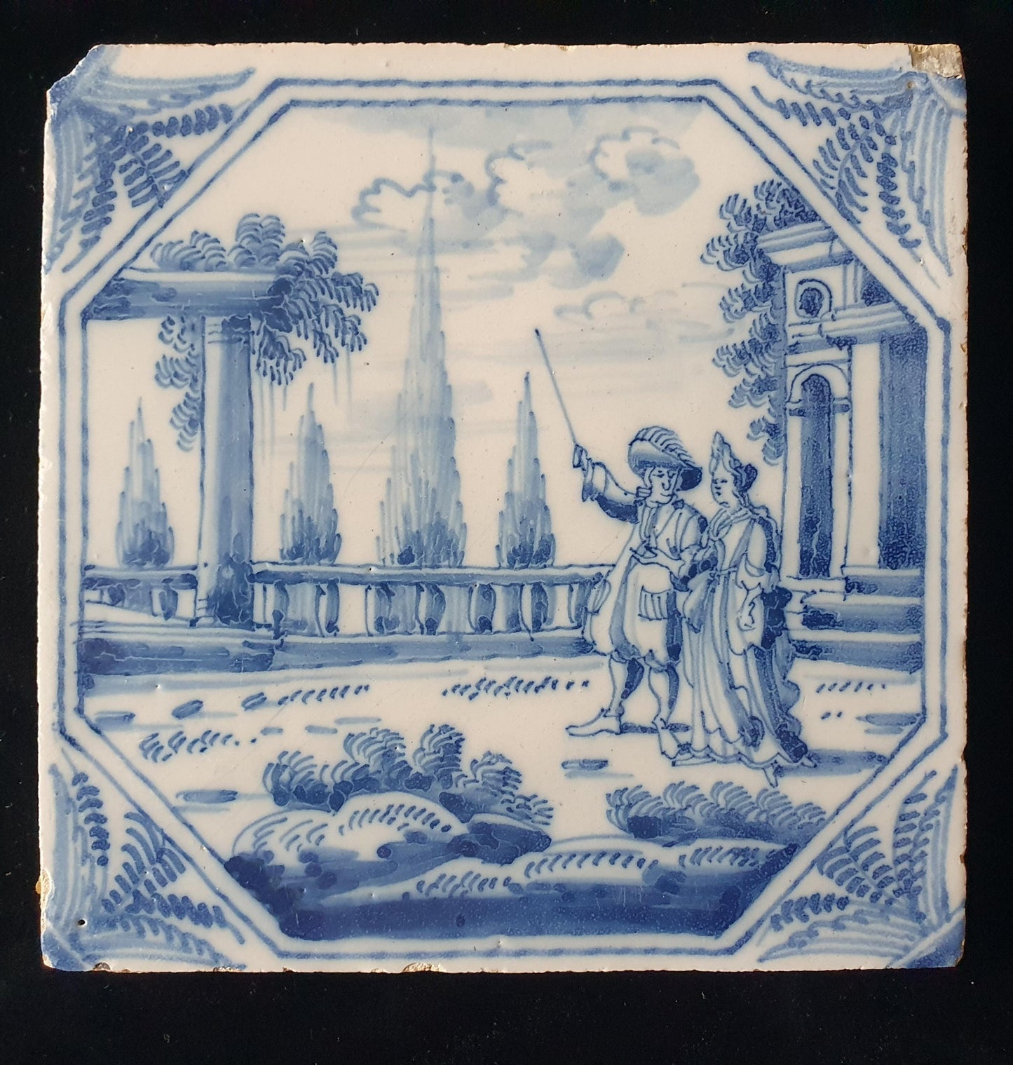 Deze fraai beschilderde Delftse tegel ( pleziertjes) toont een dame en heer met stok. ; 18e eeuw (circa 1760), verzameltegel.