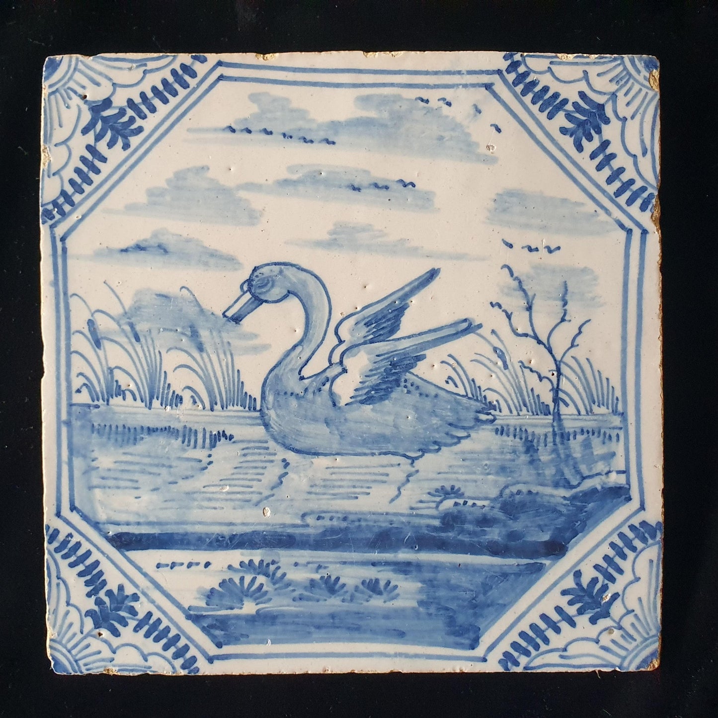 Deze  fraai beschilderde Delftse tegel toont een zwaan . ; 18e eeuw (circa 1760), verzameltegel.