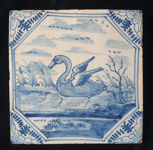 Deze  fraai beschilderde Delftse tegel toont een zwaan . ; 18e eeuw (circa 1760), verzameltegel.