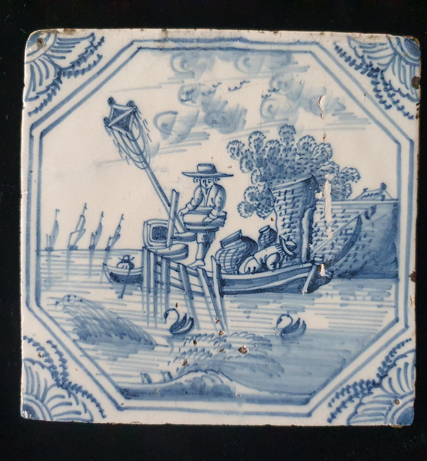 Deze  fraai beschilderde Delftse tegel toont twee vissende mannen met baken.  ; 18e eeuw (circa 1760), verzameltegel.
