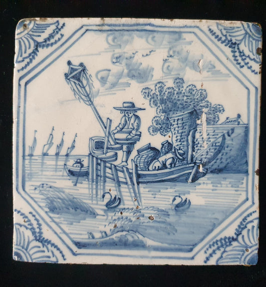 Deze  fraai beschilderde Delftse tegel toont twee vissende mannen met baken.  ; 18e eeuw (circa 1760), verzameltegel.