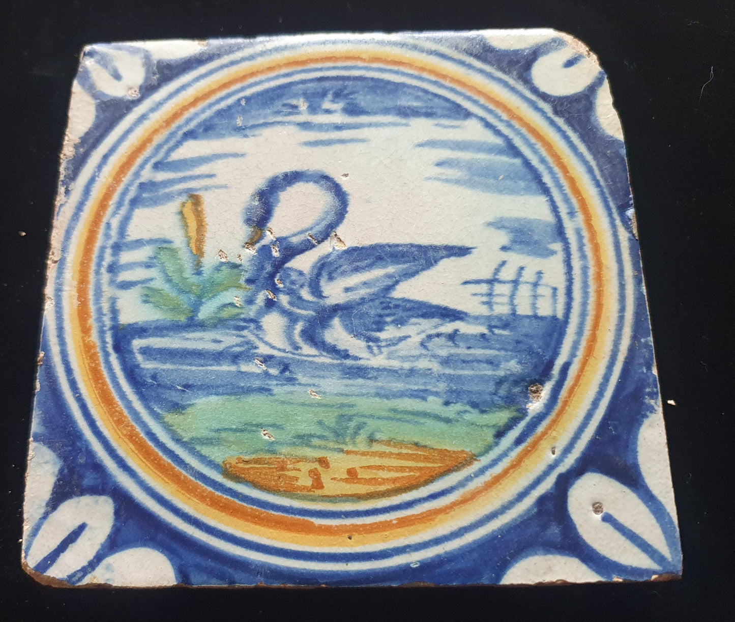Deze zeldzame Delftse tegel uit de 17e eeuw, beschilderd rond 1620, toont een zwaan. ;  verzameltegel, backsplash, fireplace