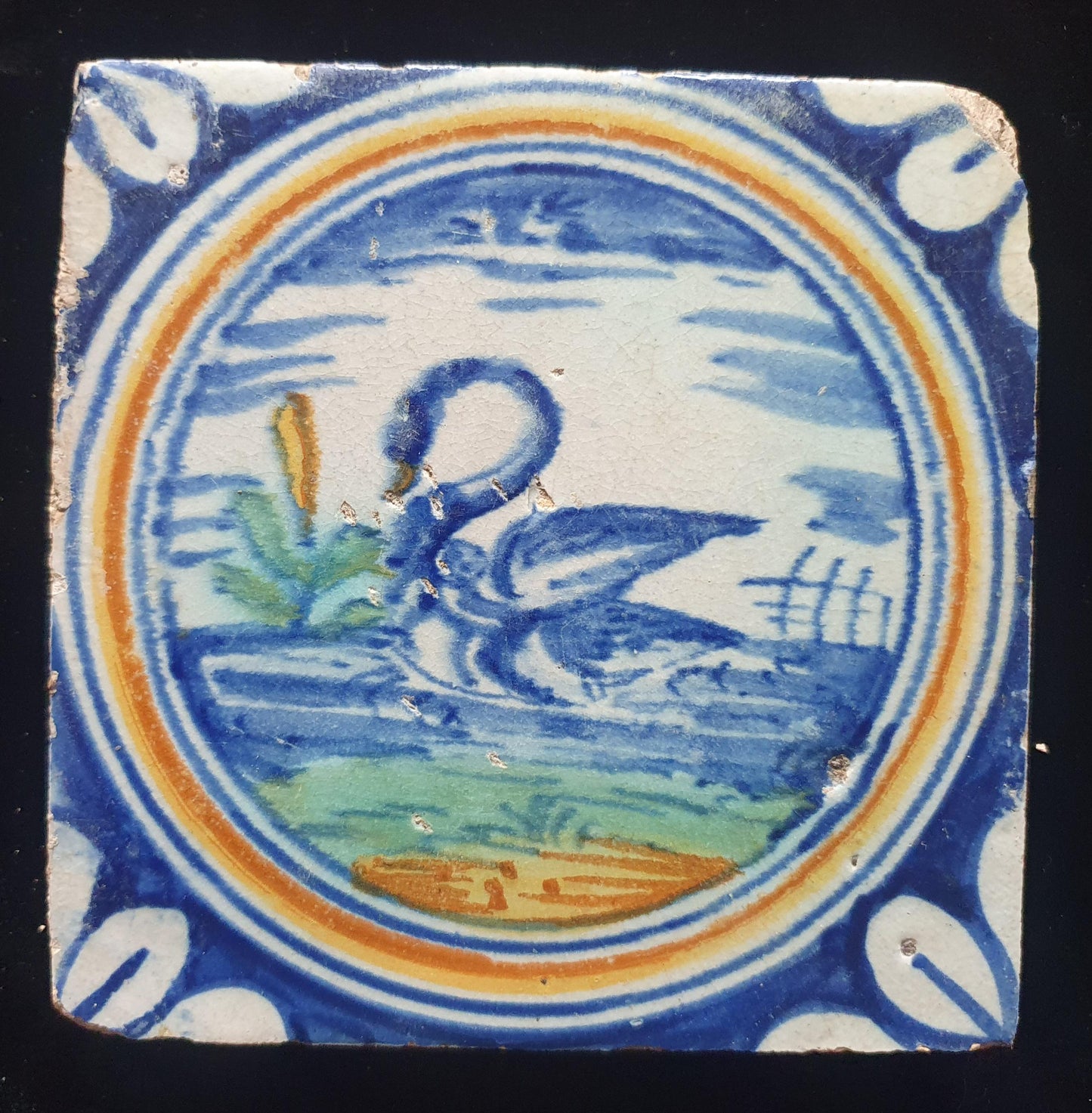 Deze zeldzame Delftse tegel uit de 17e eeuw, beschilderd rond 1620, toont een zwaan. ;  verzameltegel, backsplash, fireplace
