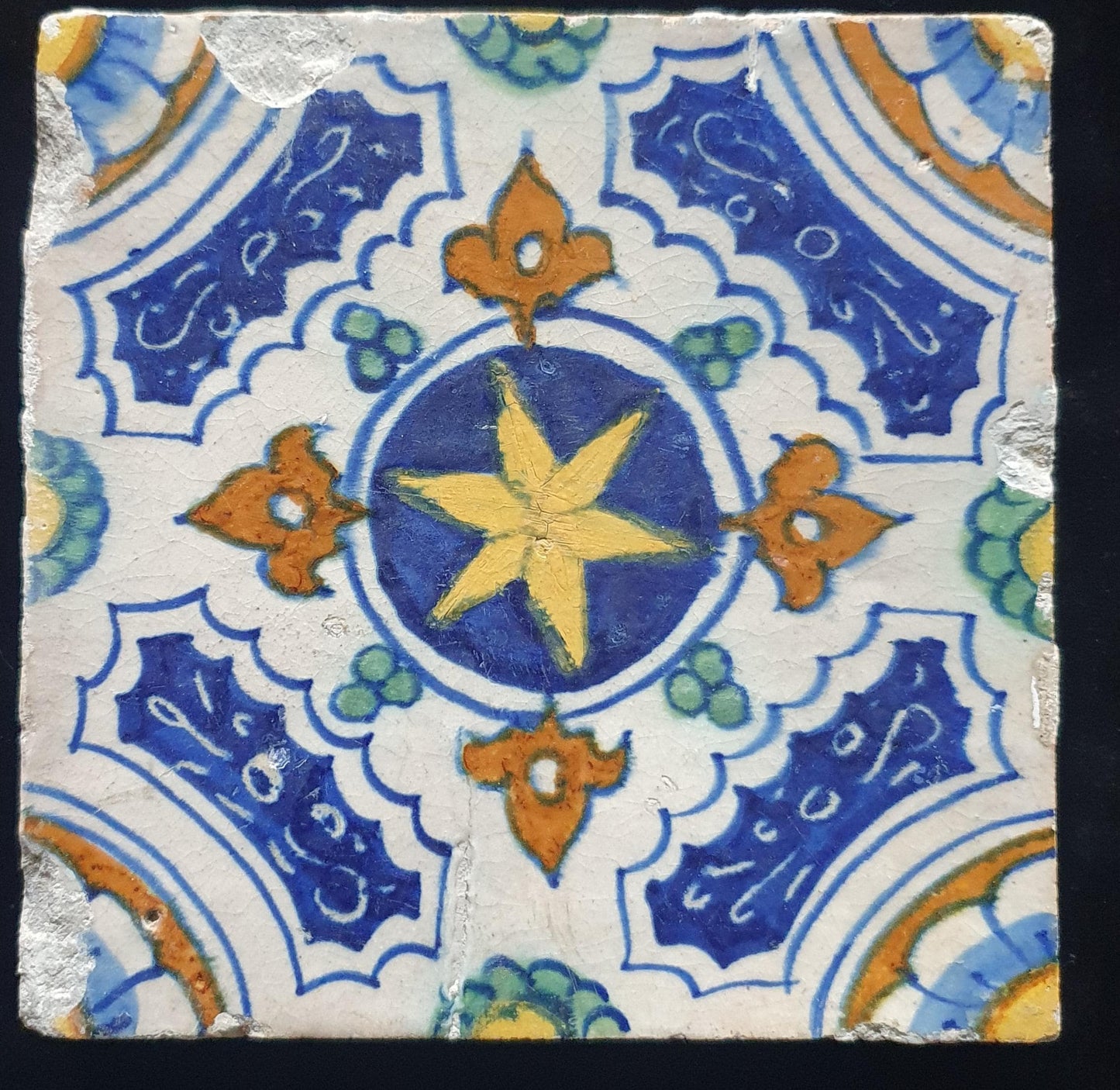 Een polychrome Nederlandse majolicategel ( sgraffito) ;  Dutch 17e eeuw, verzameltegel, backsplash