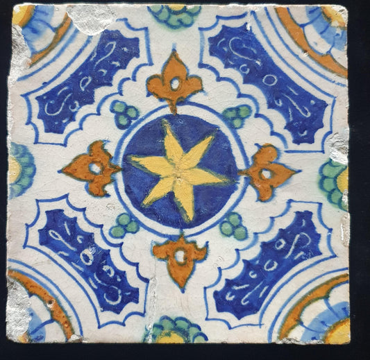 Een polychrome Nederlandse majolicategel ( sgraffito) ;  Dutch 17e eeuw, verzameltegel, backsplash
