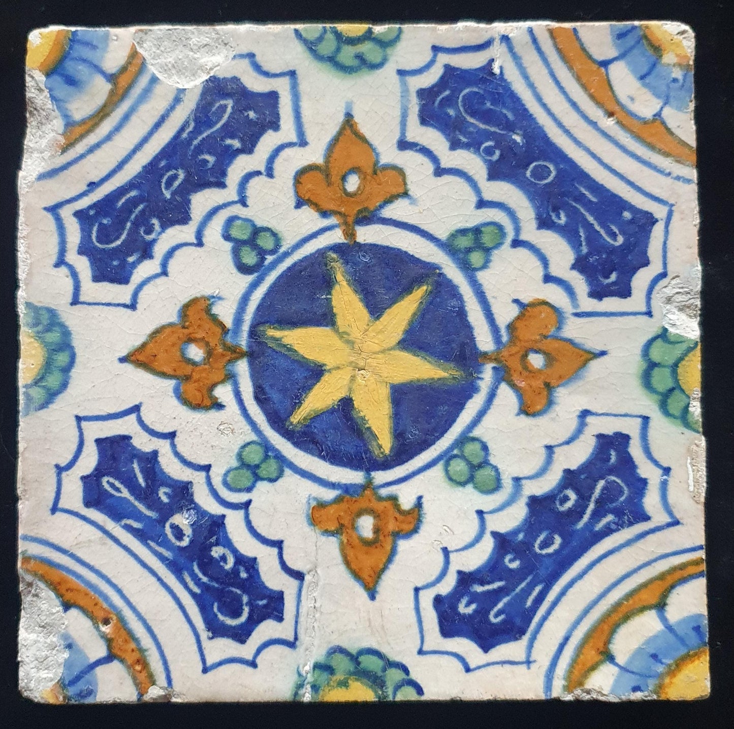 Een polychrome Nederlandse majolicategel ( sgraffito) ;  Dutch 17e eeuw, verzameltegel, backsplash