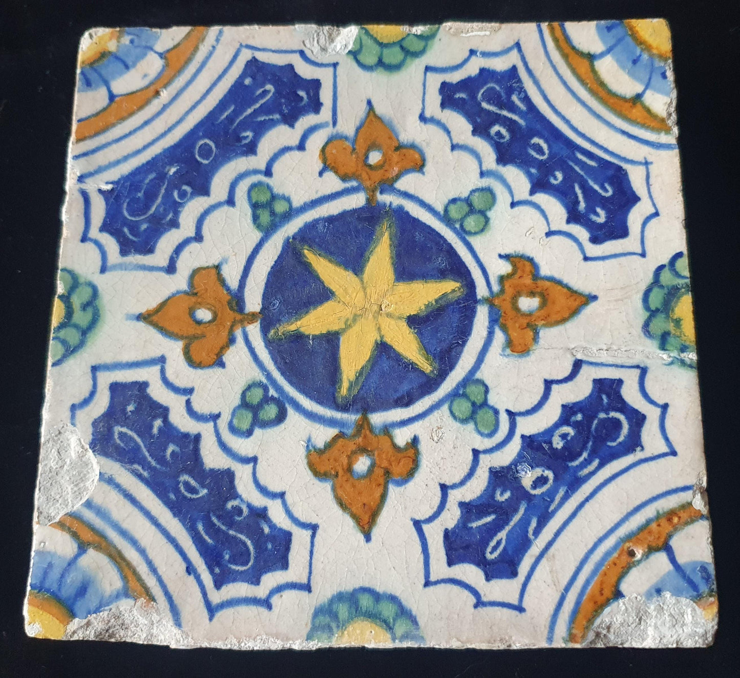 Een polychrome Nederlandse majolicategel ( sgraffito) ;  Dutch 17e eeuw, verzameltegel, backsplash