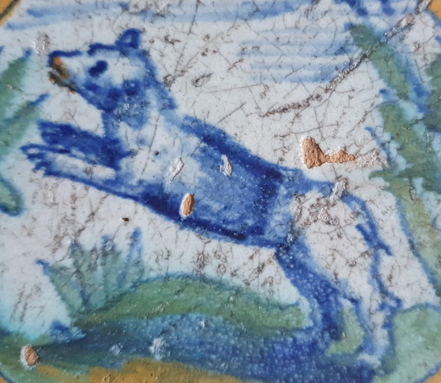 Deze antieke Delftse 'kwadraat'-tegel uit het begin van de 17e eeuw (circa 1620) toont een springende beer. ;  verzameltegel.