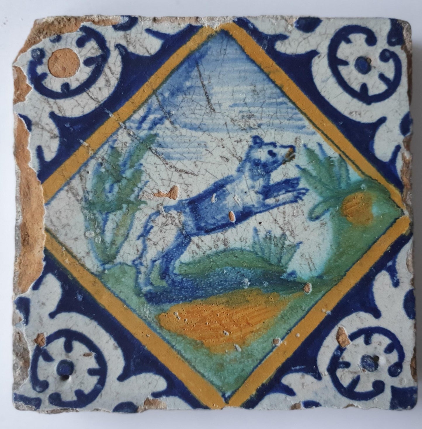 Deze antieke Delftse 'kwadraat'-tegel uit het begin van de 17e eeuw (circa 1620) toont een springende beer. ;  verzameltegel.