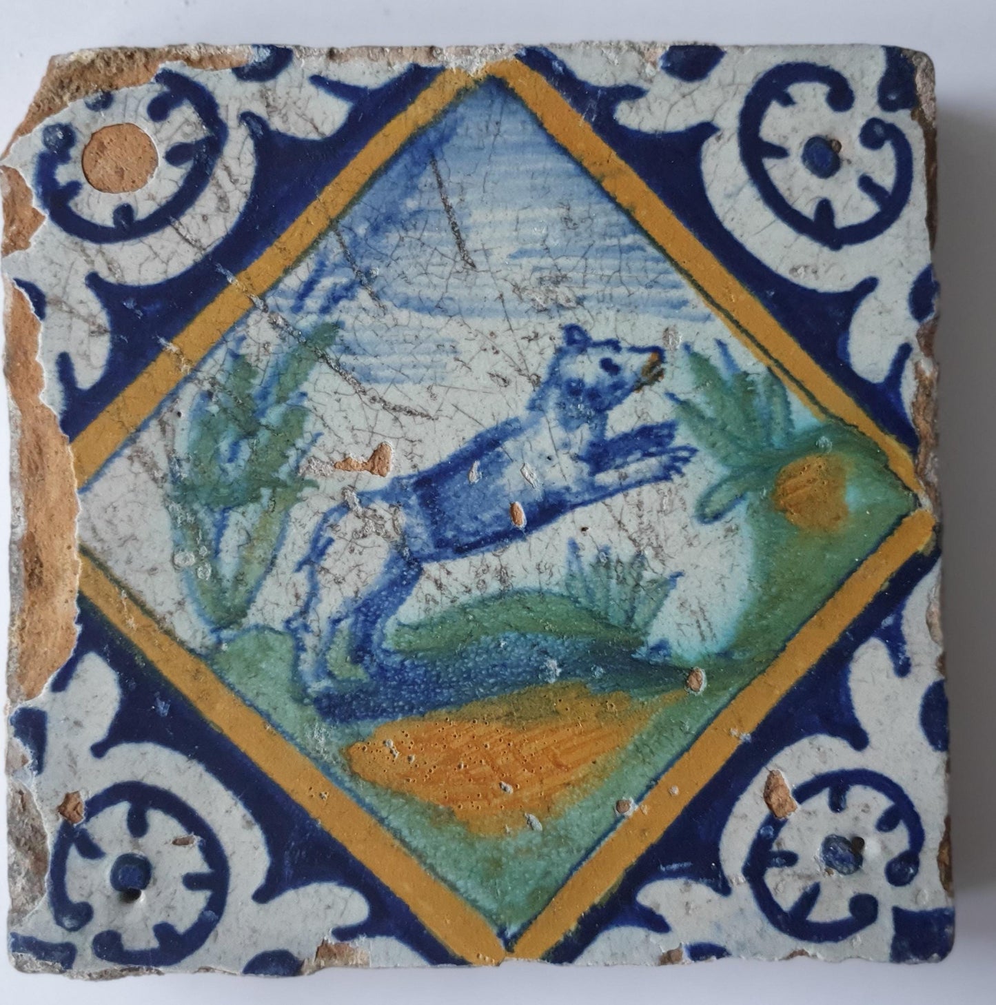 Deze antieke Delftse 'kwadraat'-tegel uit het begin van de 17e eeuw (circa 1620) toont een springende beer. ;  verzameltegel.