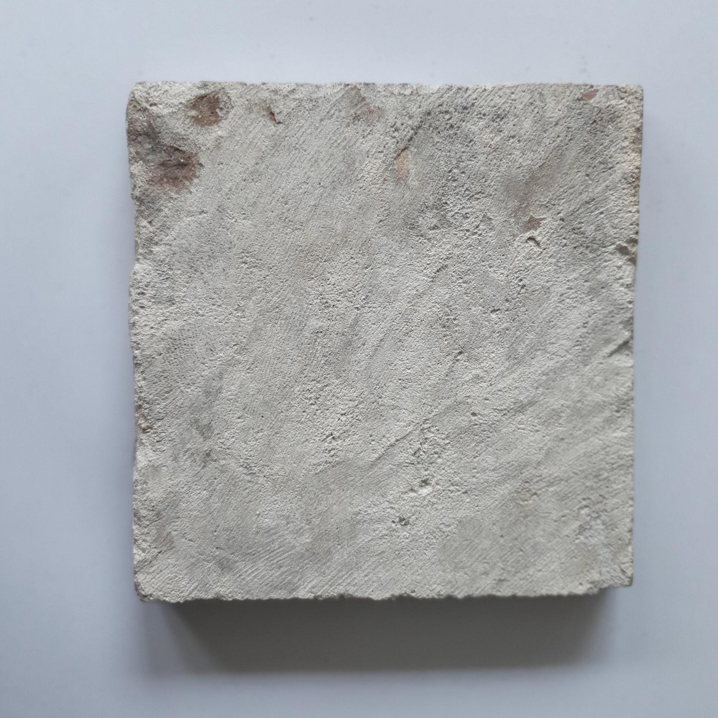 Deze antieke Delftse 'kwadraat'-tegel uit het begin van de 17e eeuw (circa 1620) toont een springende beer. ;  verzameltegel.