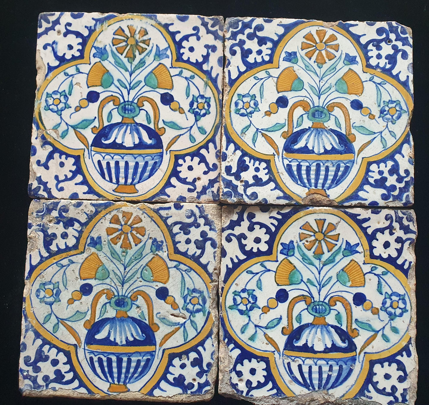 Een set van 4 polychrome Nederlandse majolicategels met de decoratie van een kleurrijke bloemenvaas;  Dutch 17e eeuw, verzameltegels.