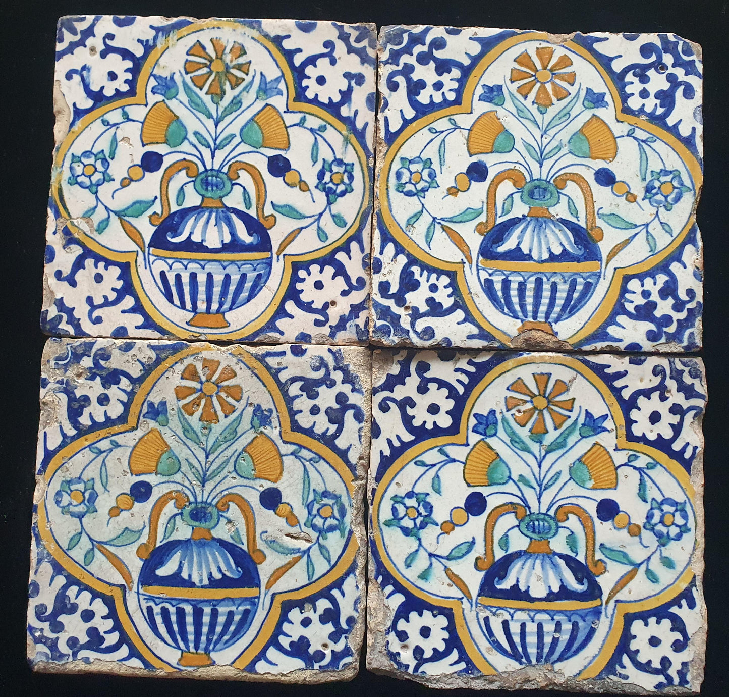 Een set van 4 polychrome Nederlandse majolicategels met de decoratie van een kleurrijke bloemenvaas;  Dutch 17e eeuw, verzameltegels.