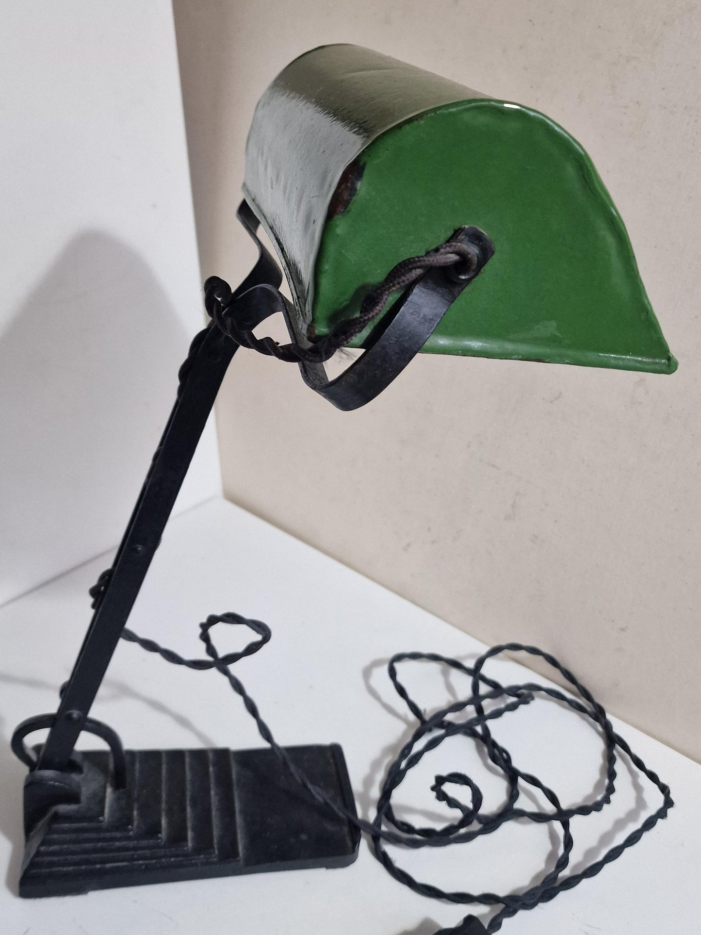 desklamp Art Deco notarislamp bankierslamp, emaille trapezevoet