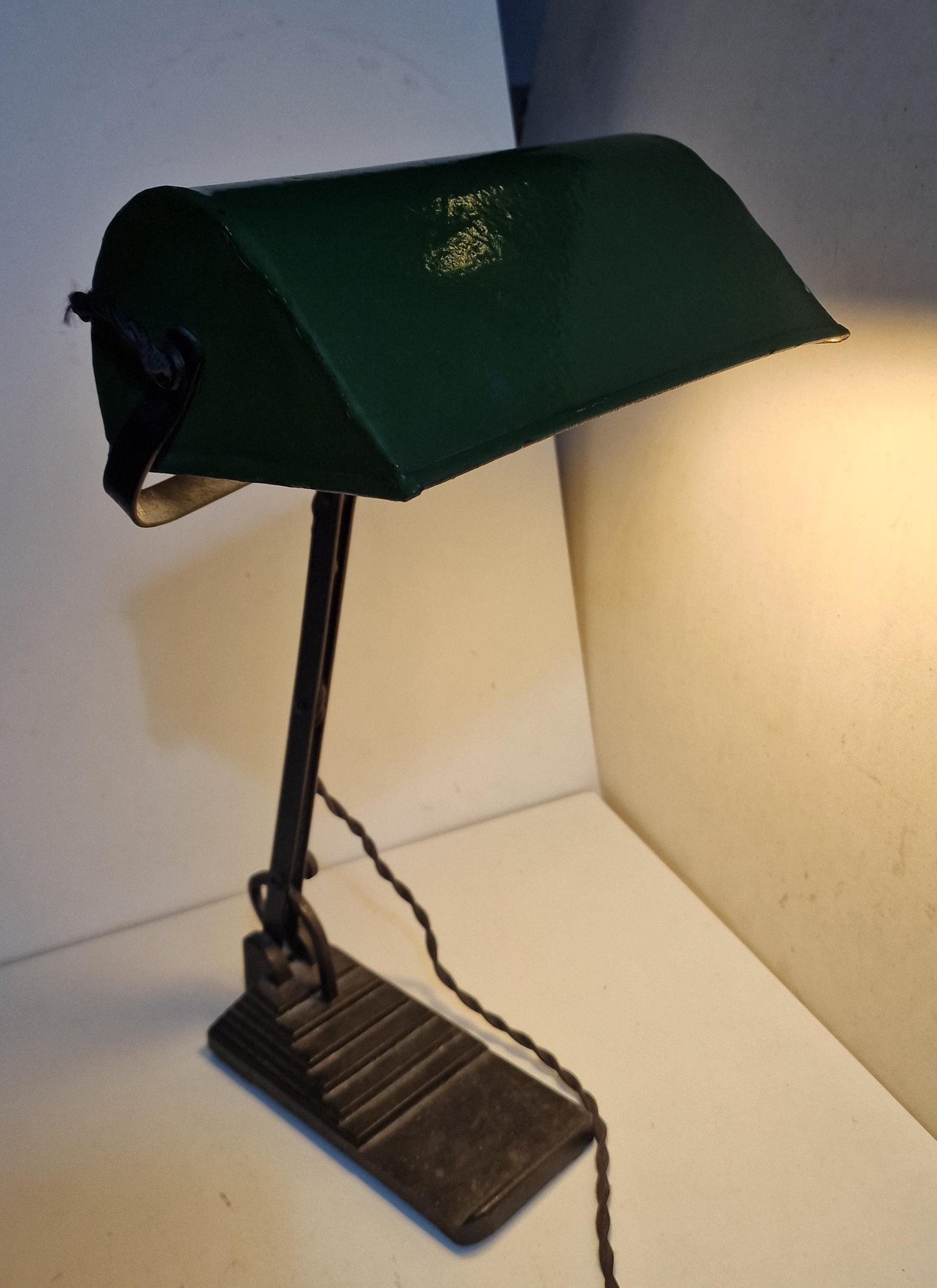 desklamp Art Deco notarislamp bankierslamp, emaille trapezevoet