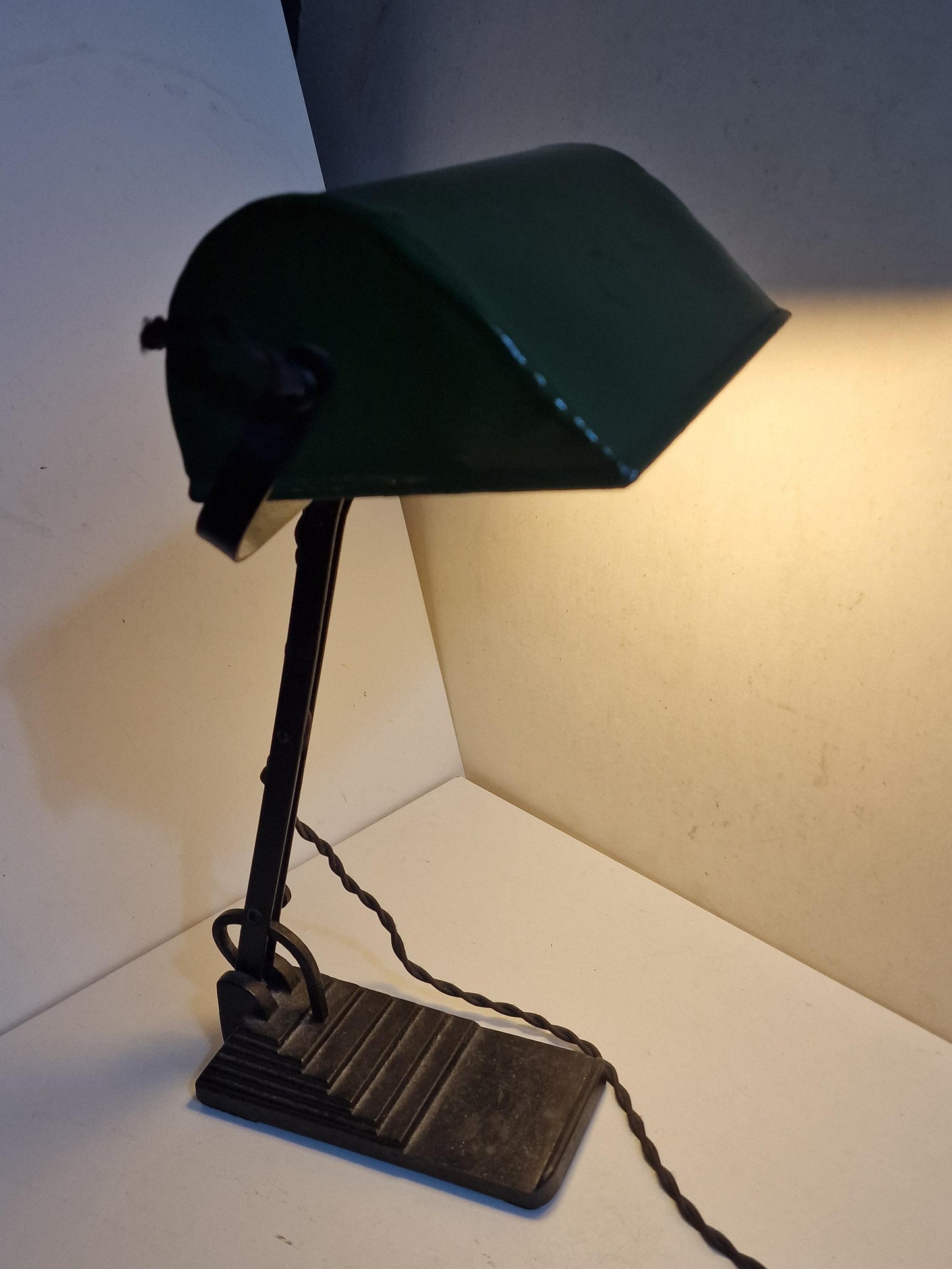 desklamp Art Deco notarislamp bankierslamp, emaille trapezevoet