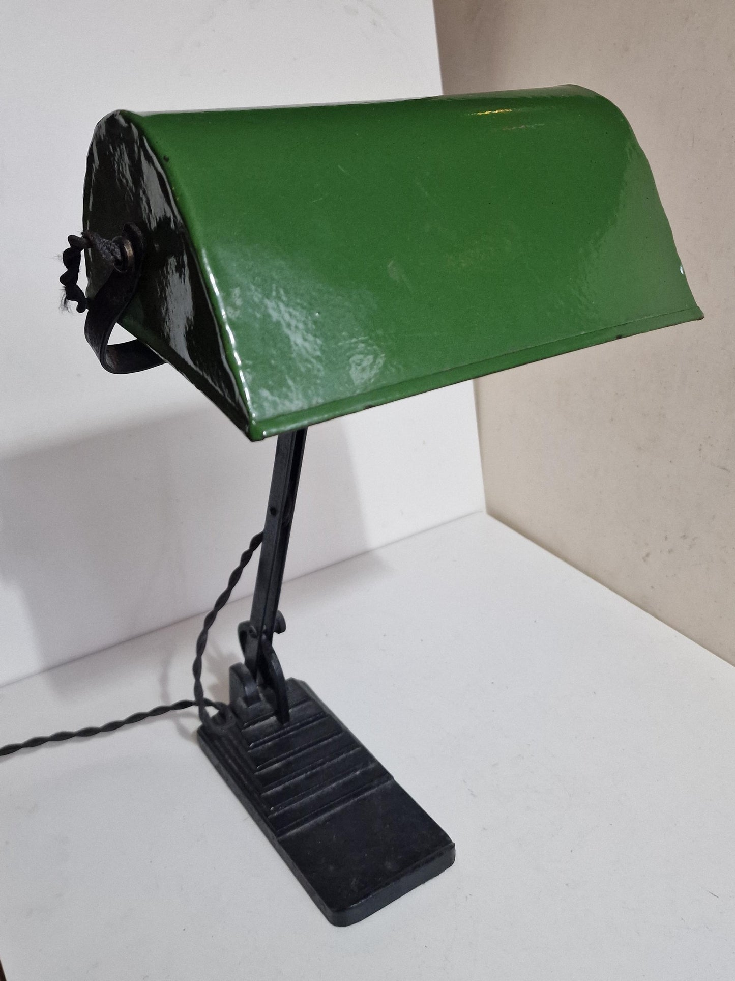 desklamp Art Deco notarislamp bankierslamp, emaille trapezevoet