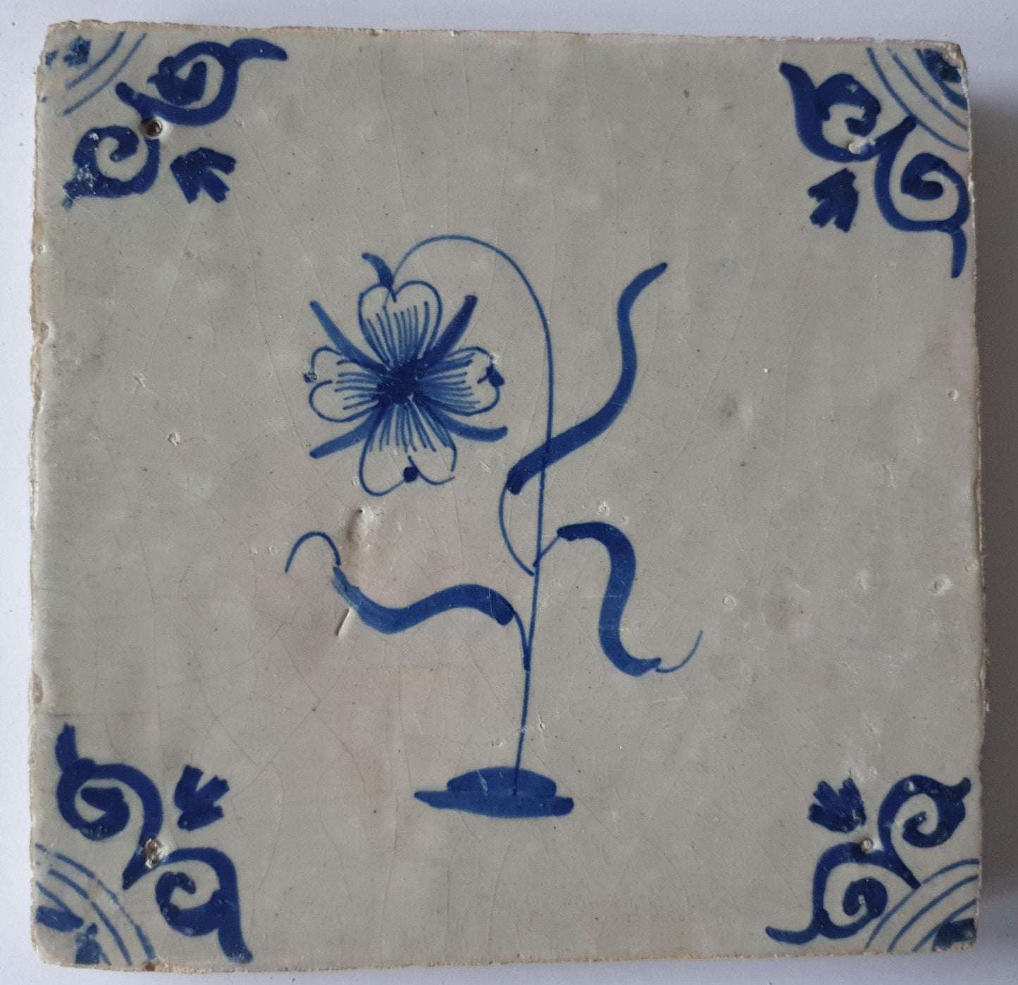 Deze  Delftse tegel toont een fraai geschilderde bloem en het blauw,  antieke Delft Blue Dutch 17e eeuw, verzameltegel.