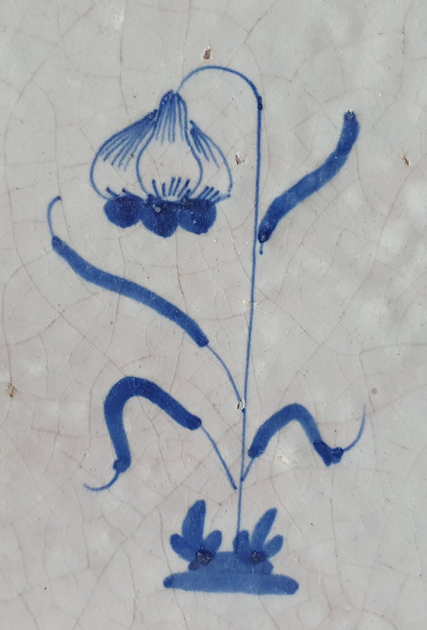 Deze  Delftse tegel toont een fraai geschilderde bloem en het blauw,  antieke Delft Blue Dutch 17e eeuw, verzameltegel, backsplash.