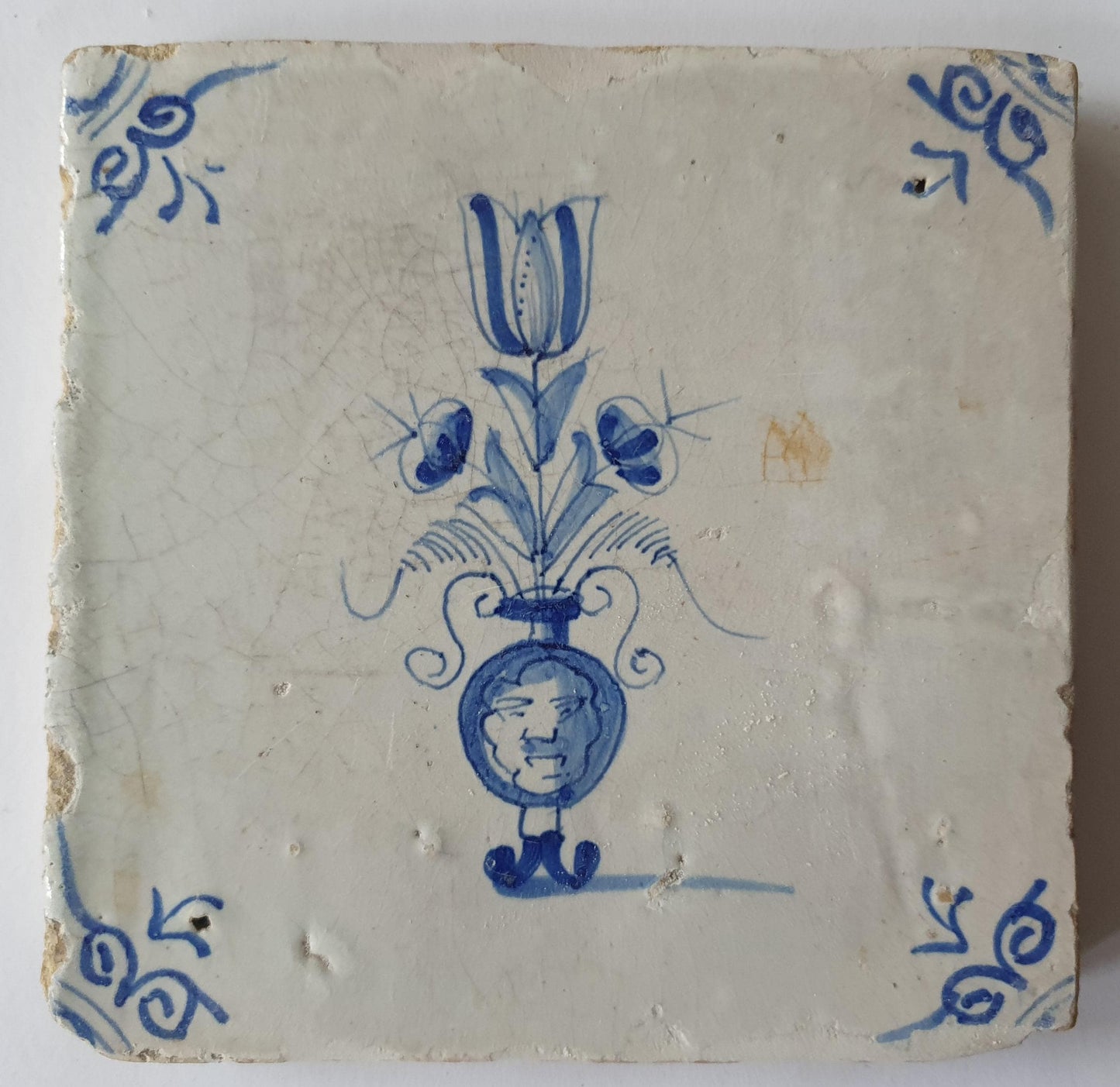 Antieke Delftse tegel met een Bacchus bloempot ,  antieke Delft Blue Dutch 17e eeuw, verzameltegel, backsplash, fireplace