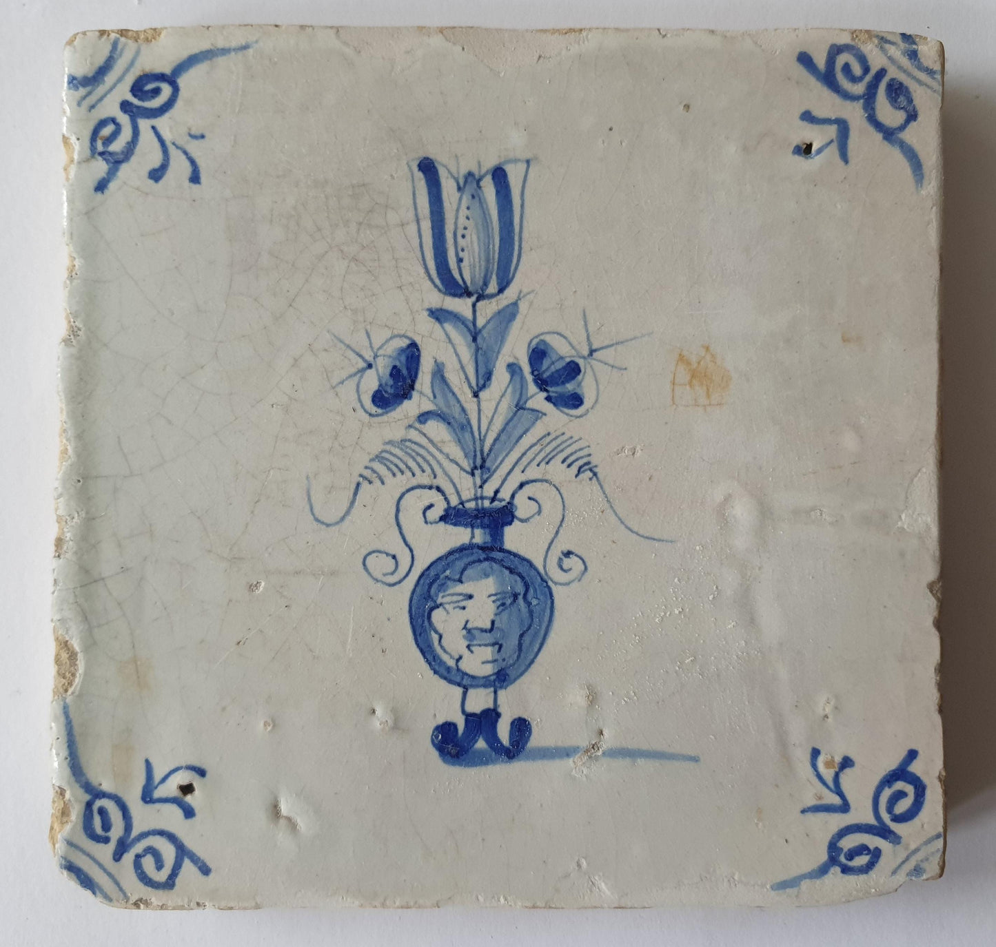 Antieke Delftse tegel met een Bacchus bloempot ,  antieke Delft Blue Dutch 17e eeuw, verzameltegel, backsplash, fireplace