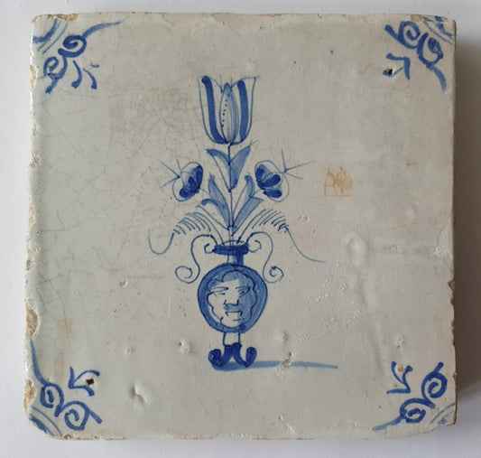 Antieke Delftse tegel met een Bacchus bloempot ,  antieke Delft Blue Dutch 17e eeuw, verzameltegel, backsplash, fireplace