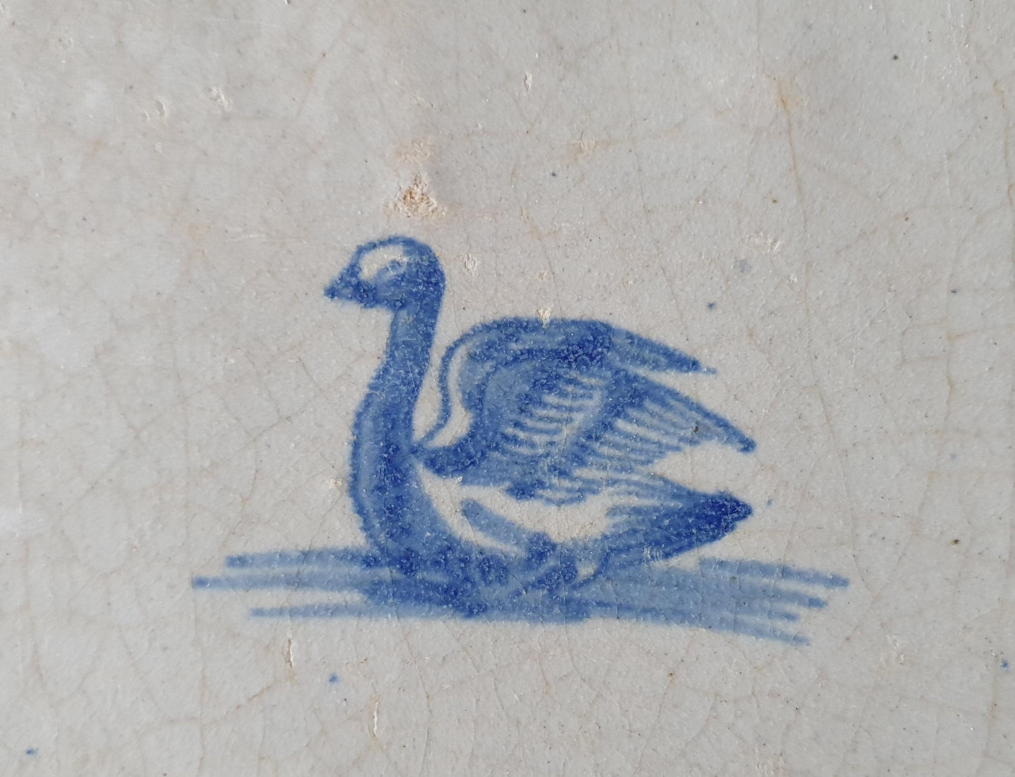 Delftse tegel met een  zwaan in het blauw; antieke Delft Blue Dutch 17e eeuw, verzameltegel, backsplash, fireplace