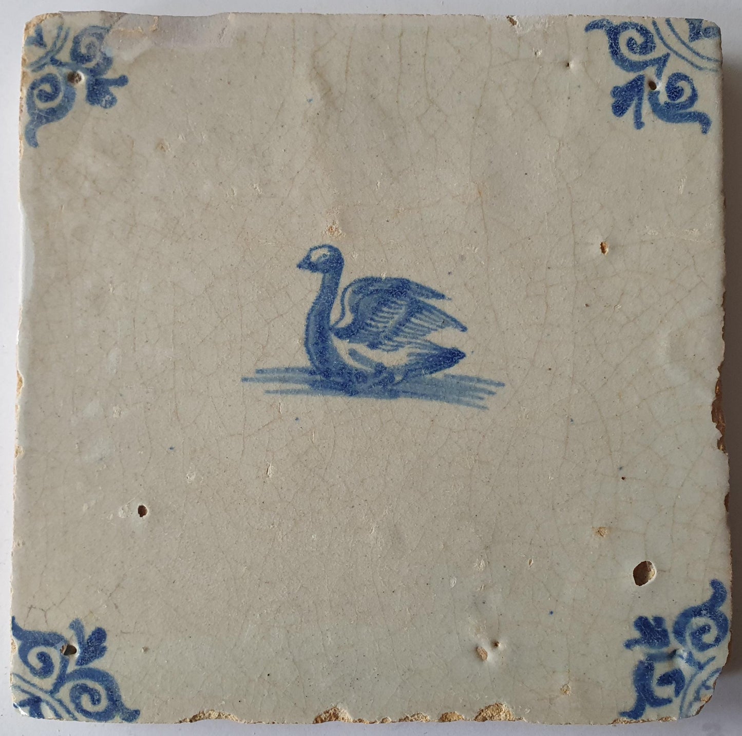 Delftse tegel met een  zwaan in het blauw; antieke Delft Blue Dutch 17e eeuw, verzameltegel, backsplash, fireplace