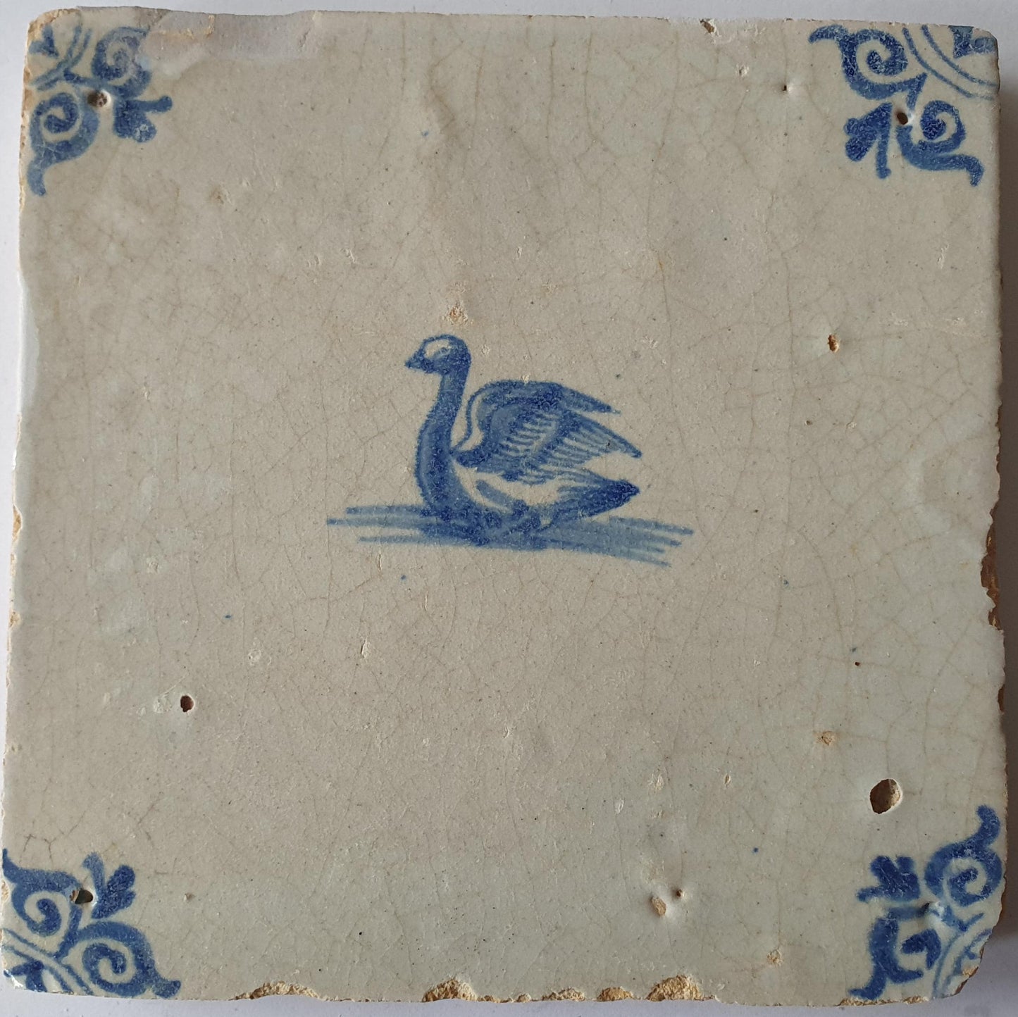 Delftse tegel met een  zwaan in het blauw; antieke Delft Blue Dutch 17e eeuw, verzameltegel, backsplash, fireplace