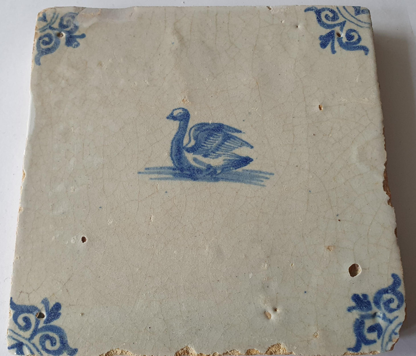 Delftse tegel met een  zwaan in het blauw; antieke Delft Blue Dutch 17e eeuw, verzameltegel, backsplash, fireplace